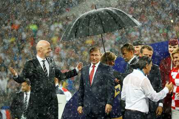 公然让女总统淋雨，普京第一时间提出批评