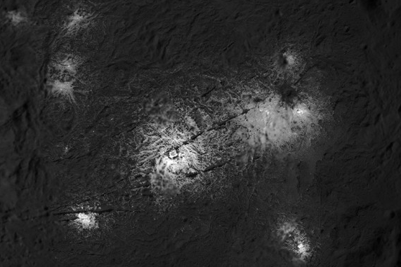 NASA公布黎明号拍摄到了谷神星神秘亮点照片