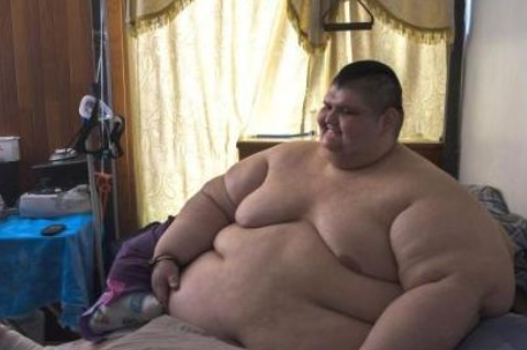  世界上最胖的人曼努埃尔·乌里韦最重时达到1194斤