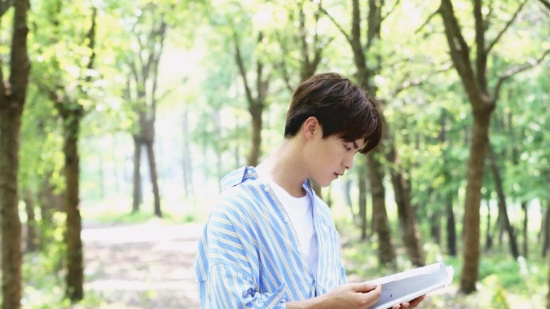 马天宇树林里读剧本，蓝色条纹衬衫重回颜值巅峰，年龄最多18岁