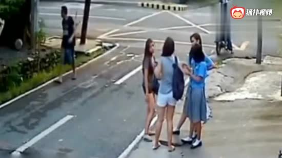 国外四名女大学生正在聊天，没注意身后，监控拍下不耻一幕！