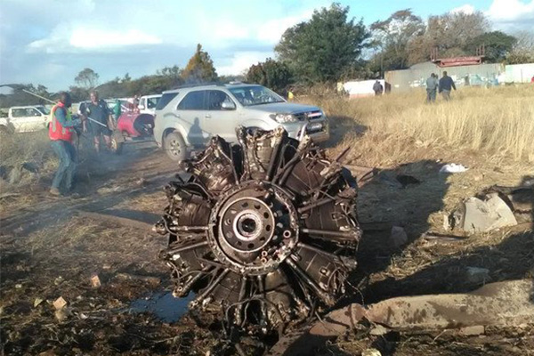 飞机坠毁前60秒，乘客用手机拍下机翼着火爆炸视频